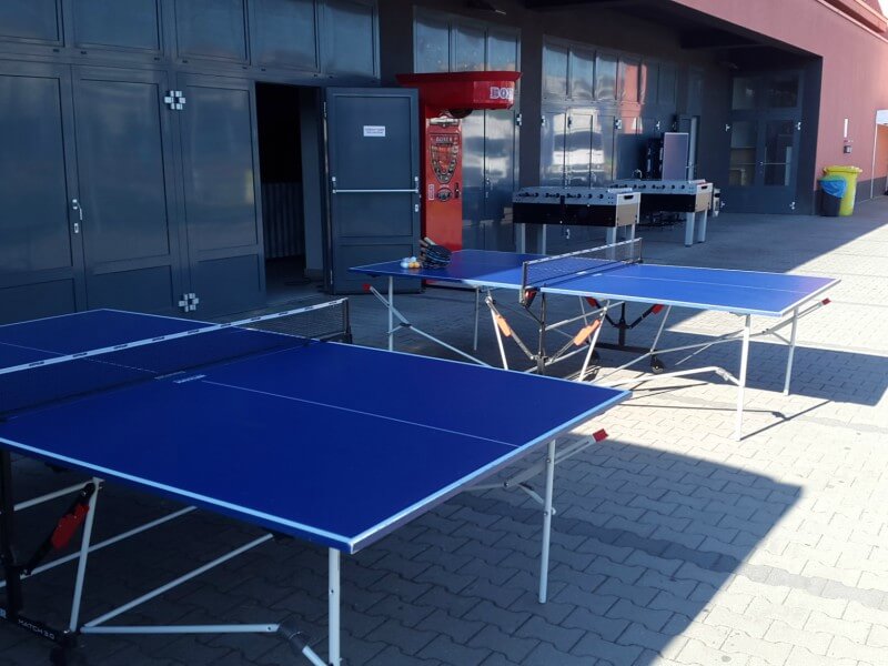 Kültéri, időjárás álló profi asztalitenisz asztal. Kültéri, időjárás álló profi asztalitenisz asztal.