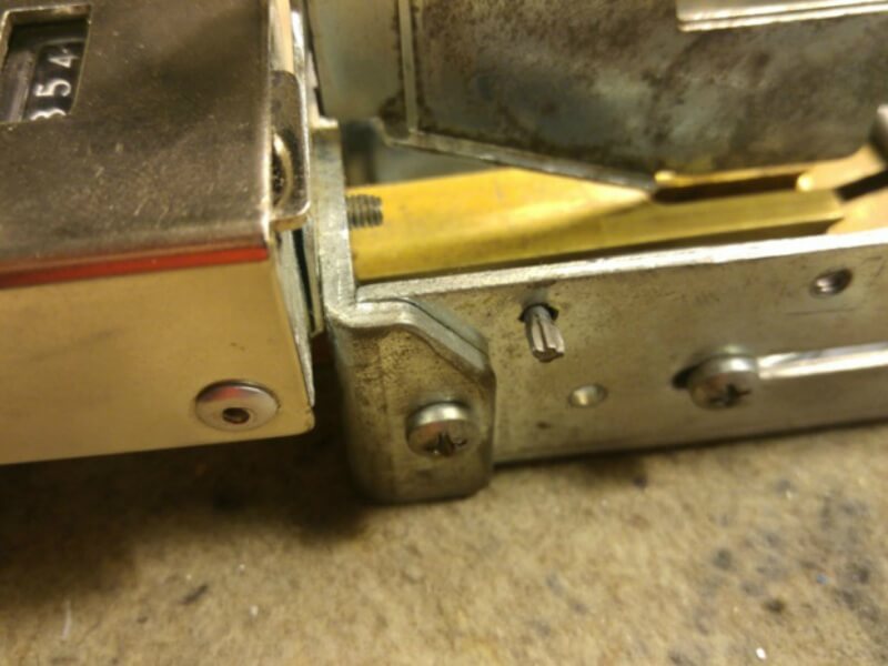 Az alsó és felsőrész összecsavarozása két oldalt. Az alsó és felsőrész összecsavarozása két oldalt.