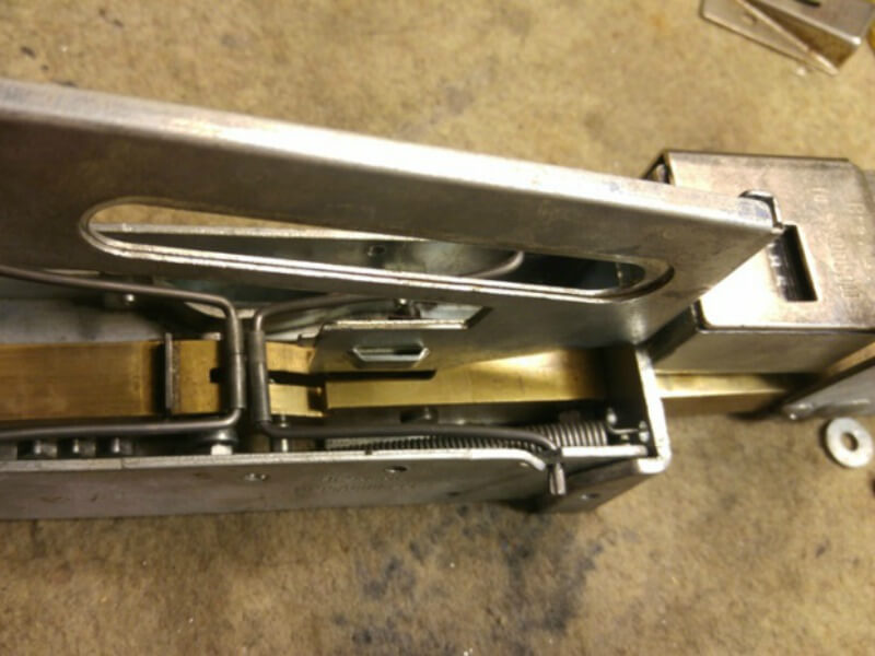 Az alsó rész és a kihúzókart tartalmazó felső rész egymáshoz illesztése. A nagy rugó réz rúdra akasztása. Az alsó rész és a kihúzókart tartalmazó felső rész egymáshoz illesztése. A nagy rugó réz rúdra akasztása.