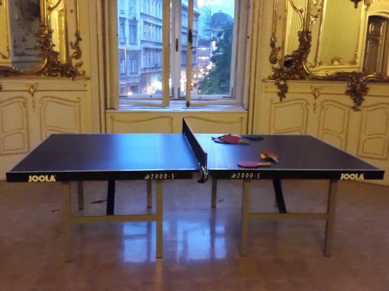 Beltéri profi versenyek lebonyolítására alkalmas asztalitenisz asztal. Beltéri profi versenyek lebonyolítására alkalmas asztalitenisz asztal.