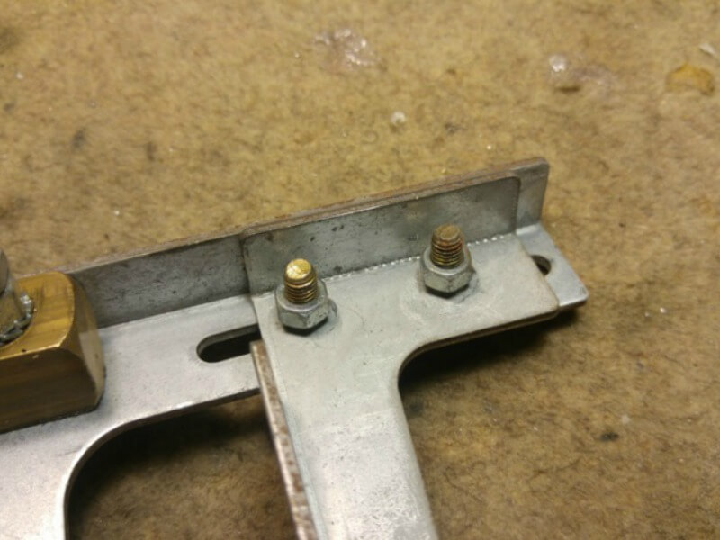 Kihúzó lapát beállítása, hogy ne lehessen a kihúzókar holtjátékával érmebedobás nélkül játszani. Kihúzó lapát beállítása, hogy ne lehessen a kihúzókar holtjátékával érmebedobás nélkül játszani.