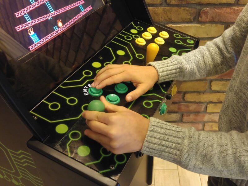 A kezelőfelületen strapabíró jostick és nyomógombok vannak