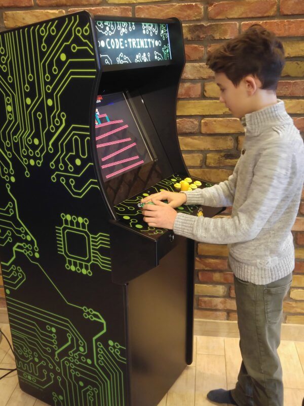 Retró videójáték esztétikus álló kabinetben